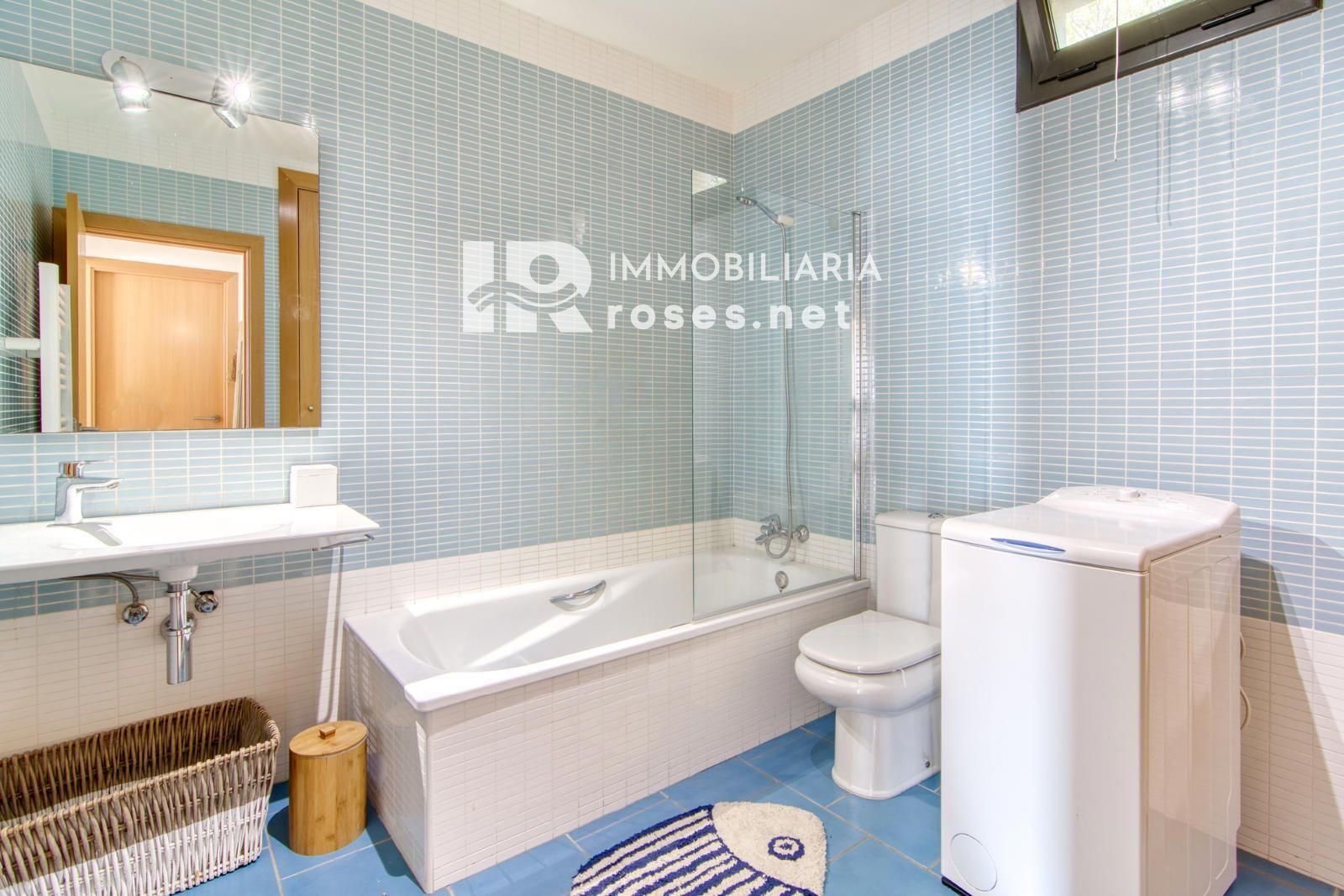 Elegante casa mediterráneo con jacuzzi, garaje y espectaculares vistas en Roses - Foto 28