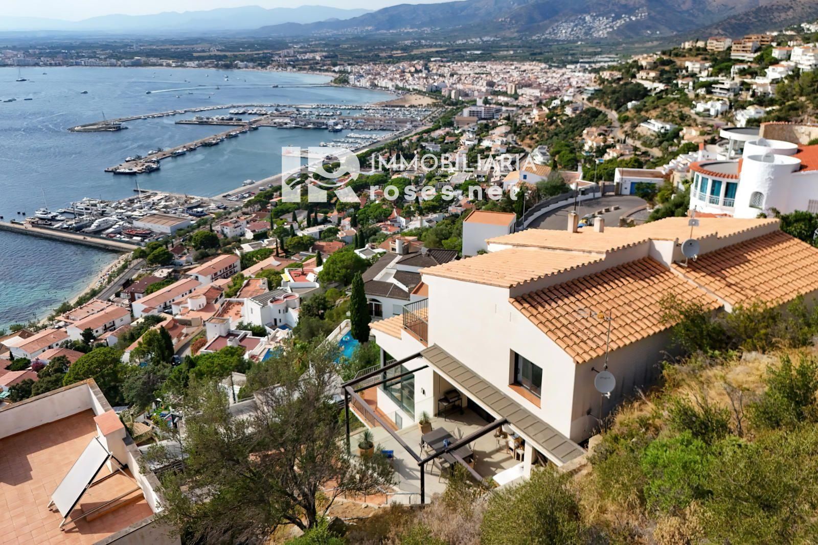 Elegante casa mediterráneo con jacuzzi, garaje y espectaculares vistas en Roses - Foto 30