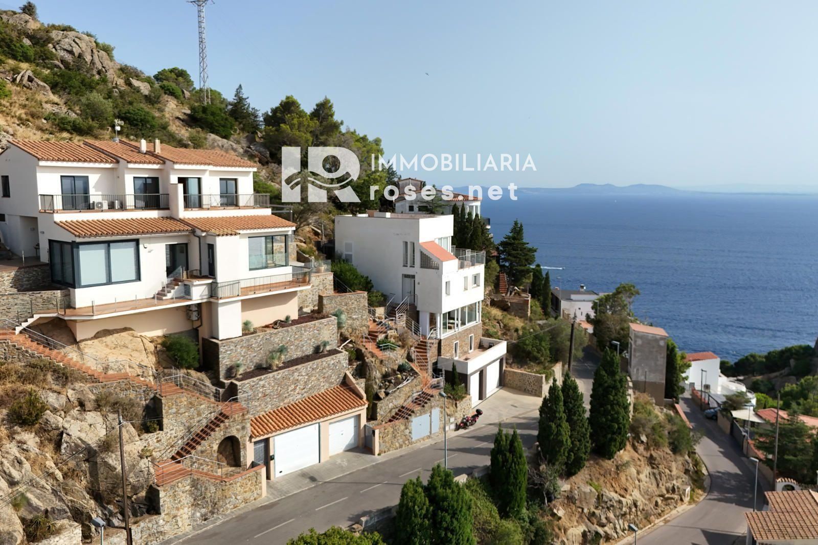 Elegante casa mediterráneo con jacuzzi, garaje y espectaculares vistas en Roses - Foto 32