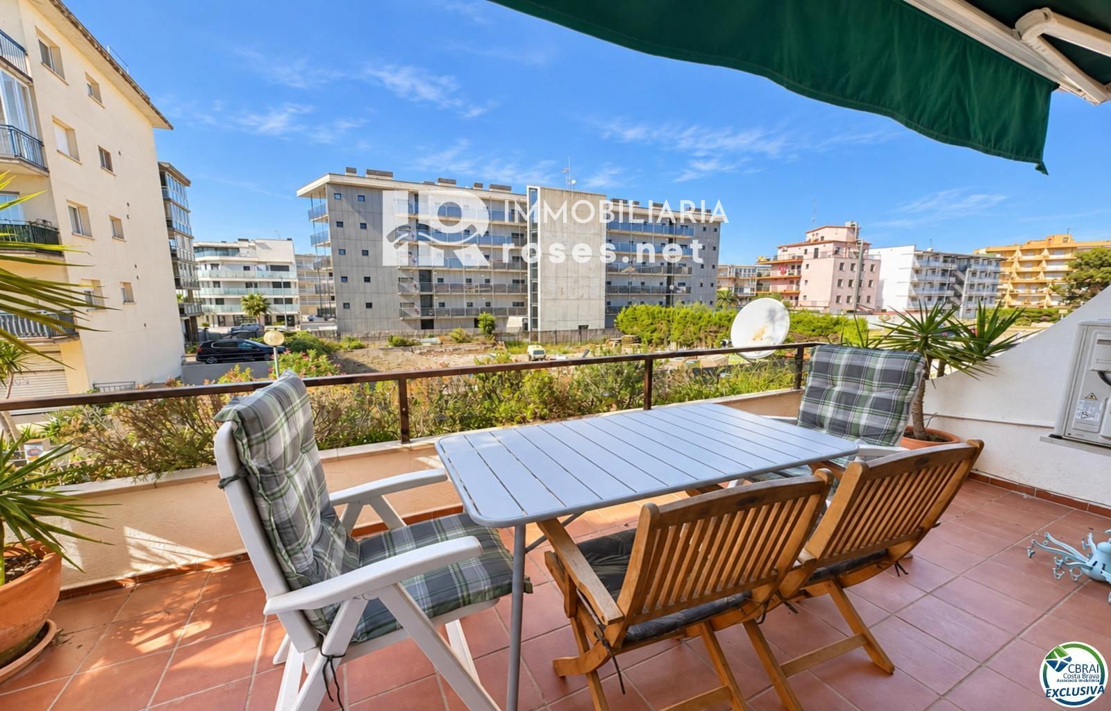 Amplio estudio con terraza y licencia turística a 80 metros de la playa de Santa Margarita - Roses - Foto 2