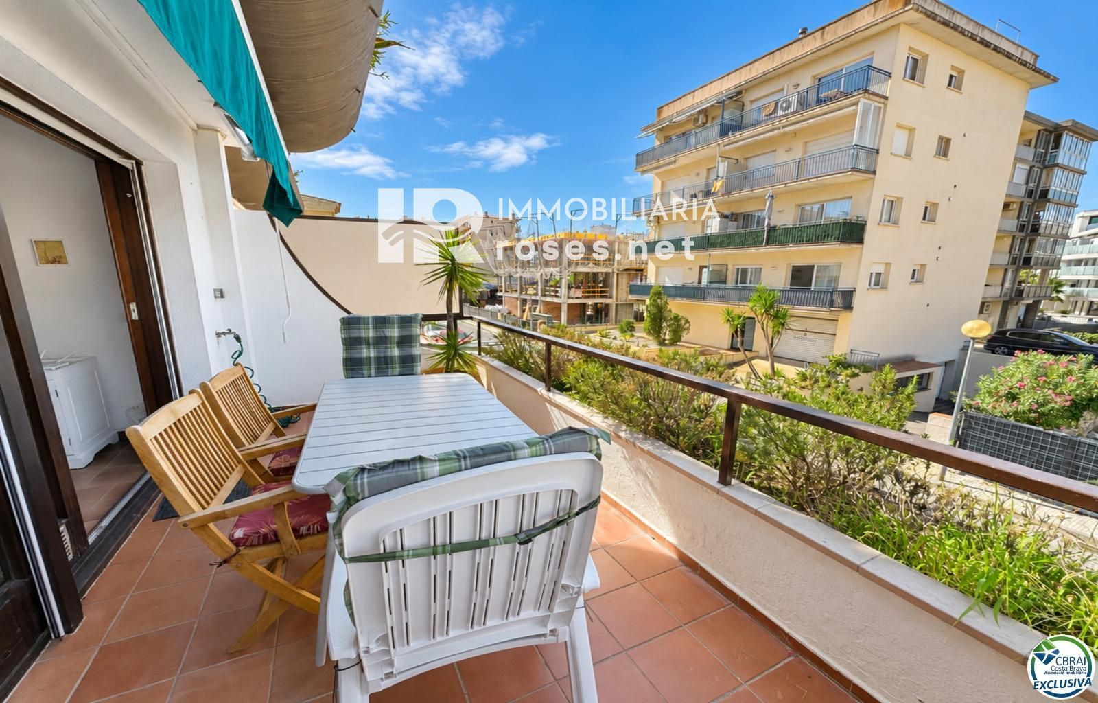 Amplio estudio con terraza y licencia turística a 80 metros de la playa de Santa Margarita - Roses - Foto 4