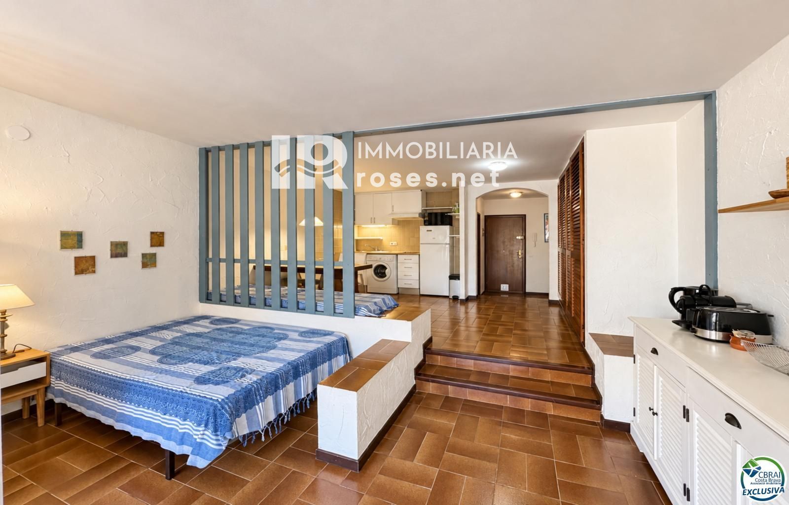 Amplio estudio con terraza y licencia turística a 80 metros de la playa de Santa Margarita - Roses - Foto 10