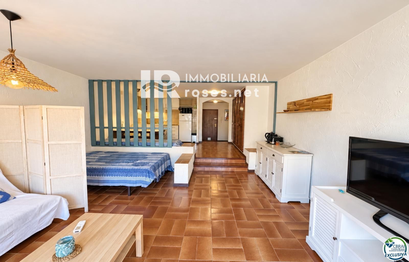 Amplio estudio con terraza y licencia turística a 80 metros de la playa de Santa Margarita - Roses - Foto 11