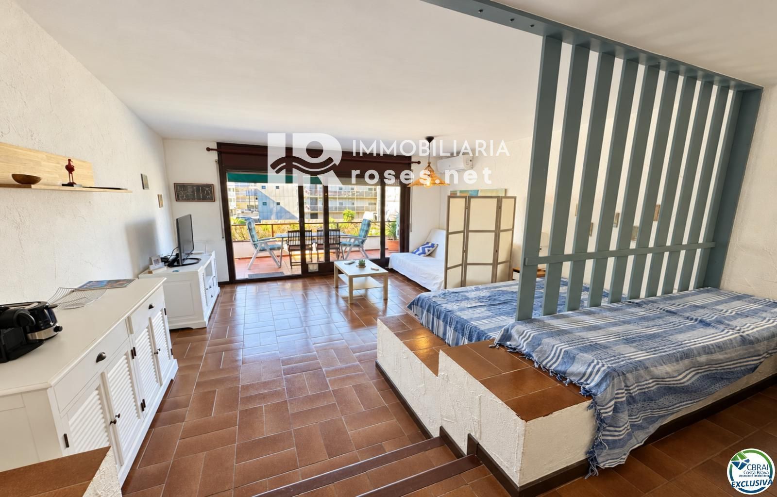Amplio estudio con terraza y licencia turística a 80 metros de la playa de Santa Margarita - Roses - Foto 13