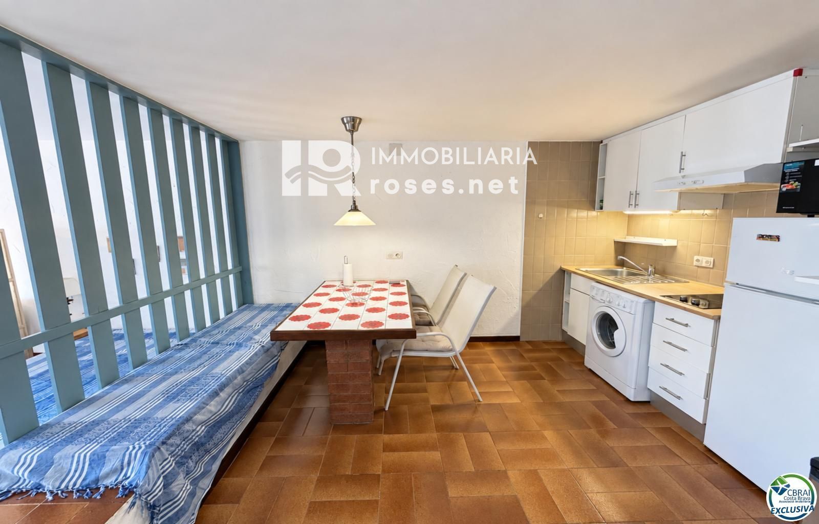 Amplio estudio con terraza y licencia turística a 80 metros de la playa de Santa Margarita - Roses - Foto 14