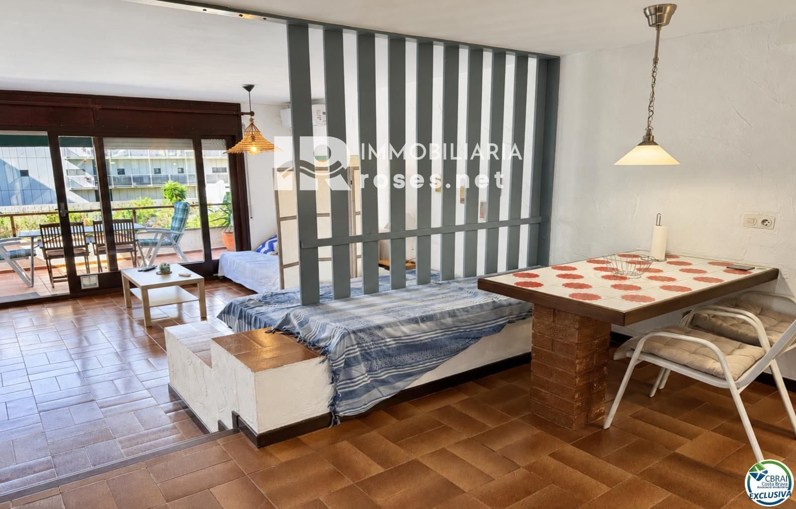 Amplio estudio con terraza y licencia turística a 80 metros de la playa de Santa Margarita - Roses - Foto 15