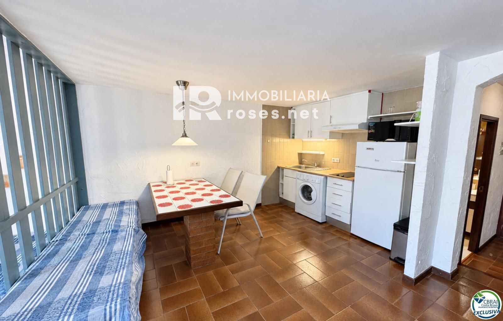 Amplio estudio con terraza y licencia turística a 80 metros de la playa de Santa Margarita - Roses - Foto 16
