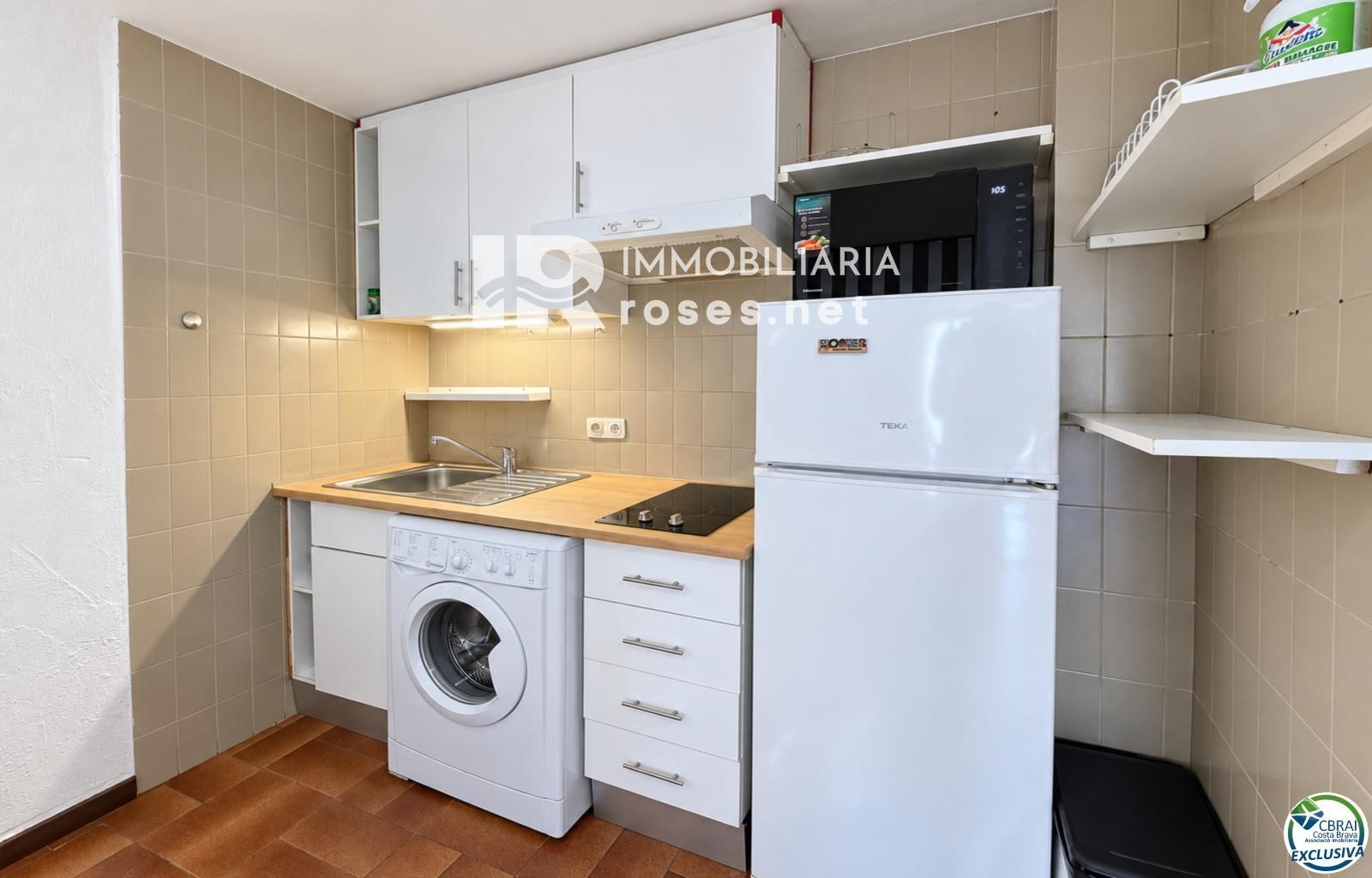 Amplio estudio con terraza y licencia turística a 80 metros de la playa de Santa Margarita - Roses - Foto 17