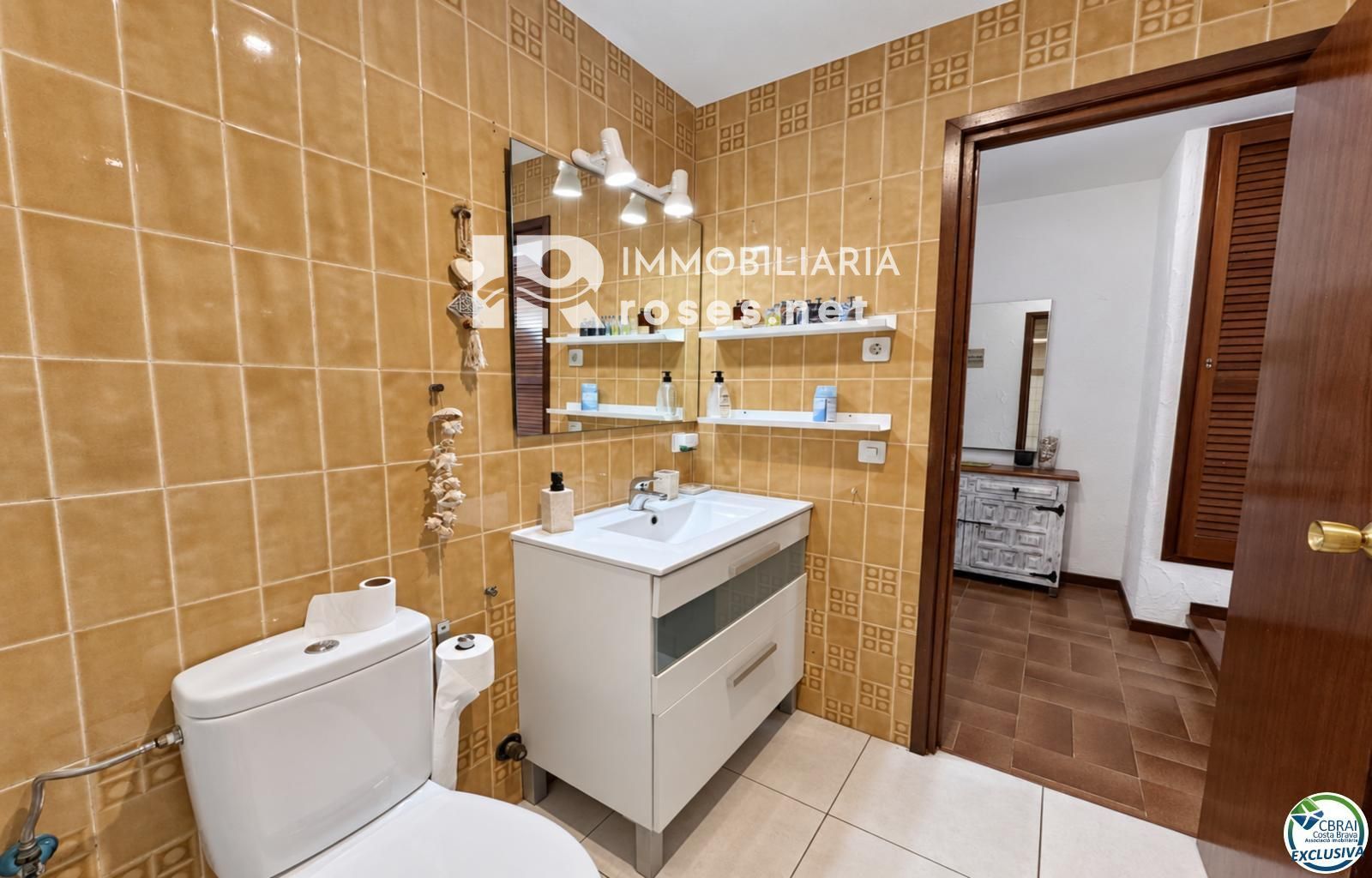 Amplio estudio con terraza y licencia turística a 80 metros de la playa de Santa Margarita - Roses - Foto 21