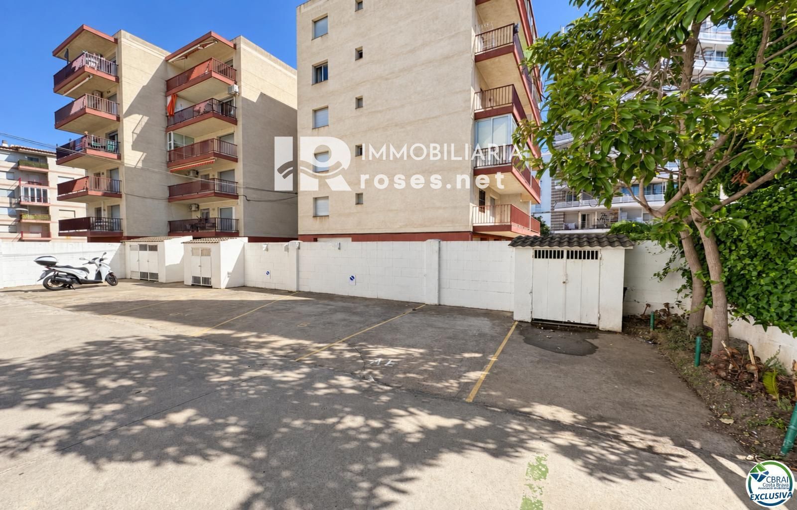 Amplio estudio con terraza y licencia turística a 80 metros de la playa de Santa Margarita - Roses - Foto 23