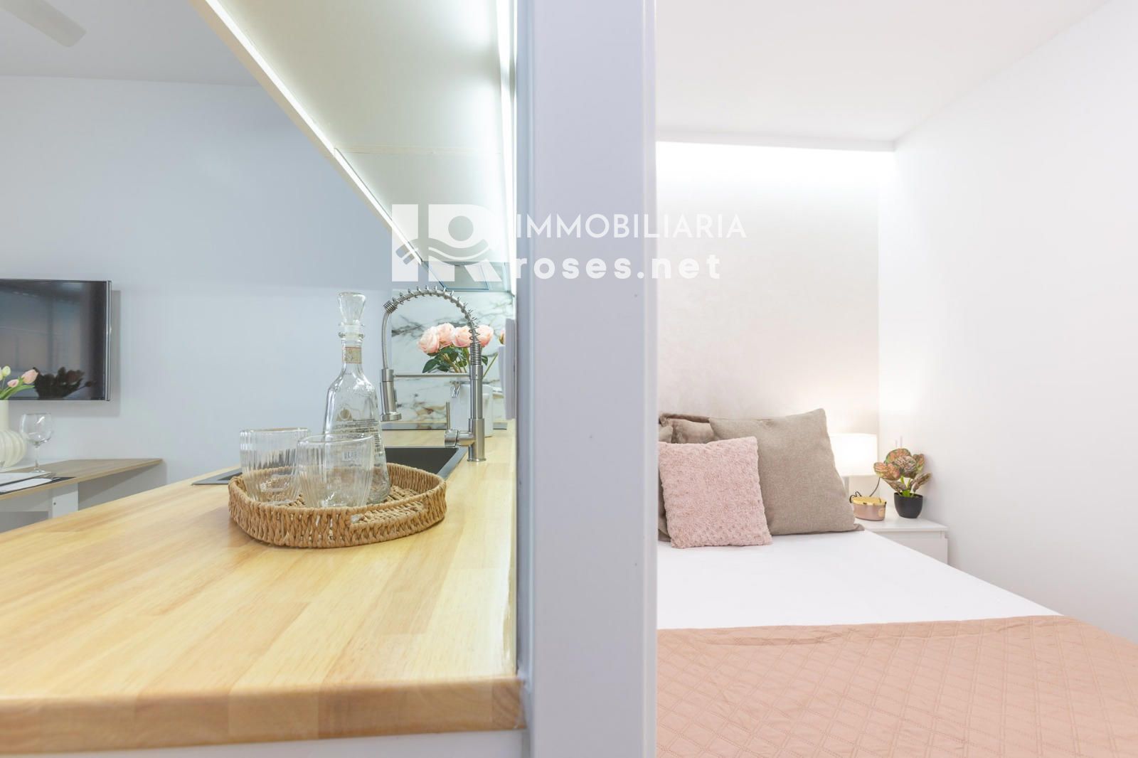 Komplett renoviertes Studio mit Schlafbereich, nur 50 Meter vom Strand entfernt und mit seitlichem Meerblick – Santa Margarita, Roses - Foto 9