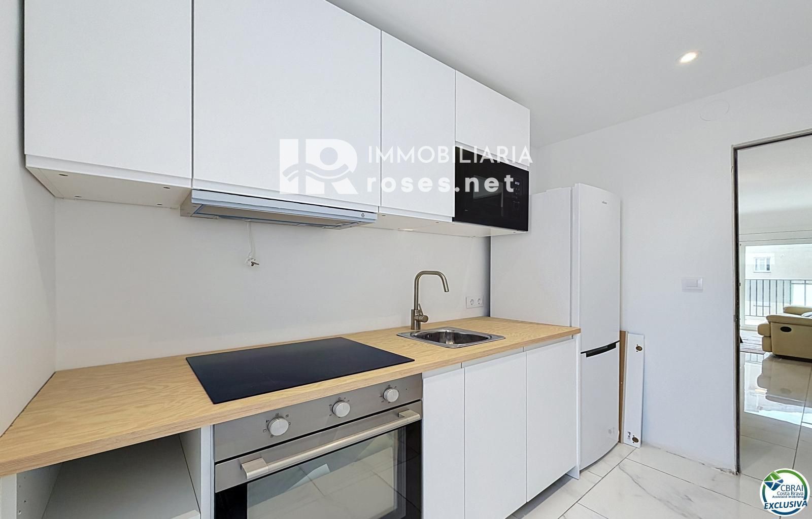 Apartamento 2 dormitorios renovado con terraza en Santa Margarida, Rosas - Foto 3