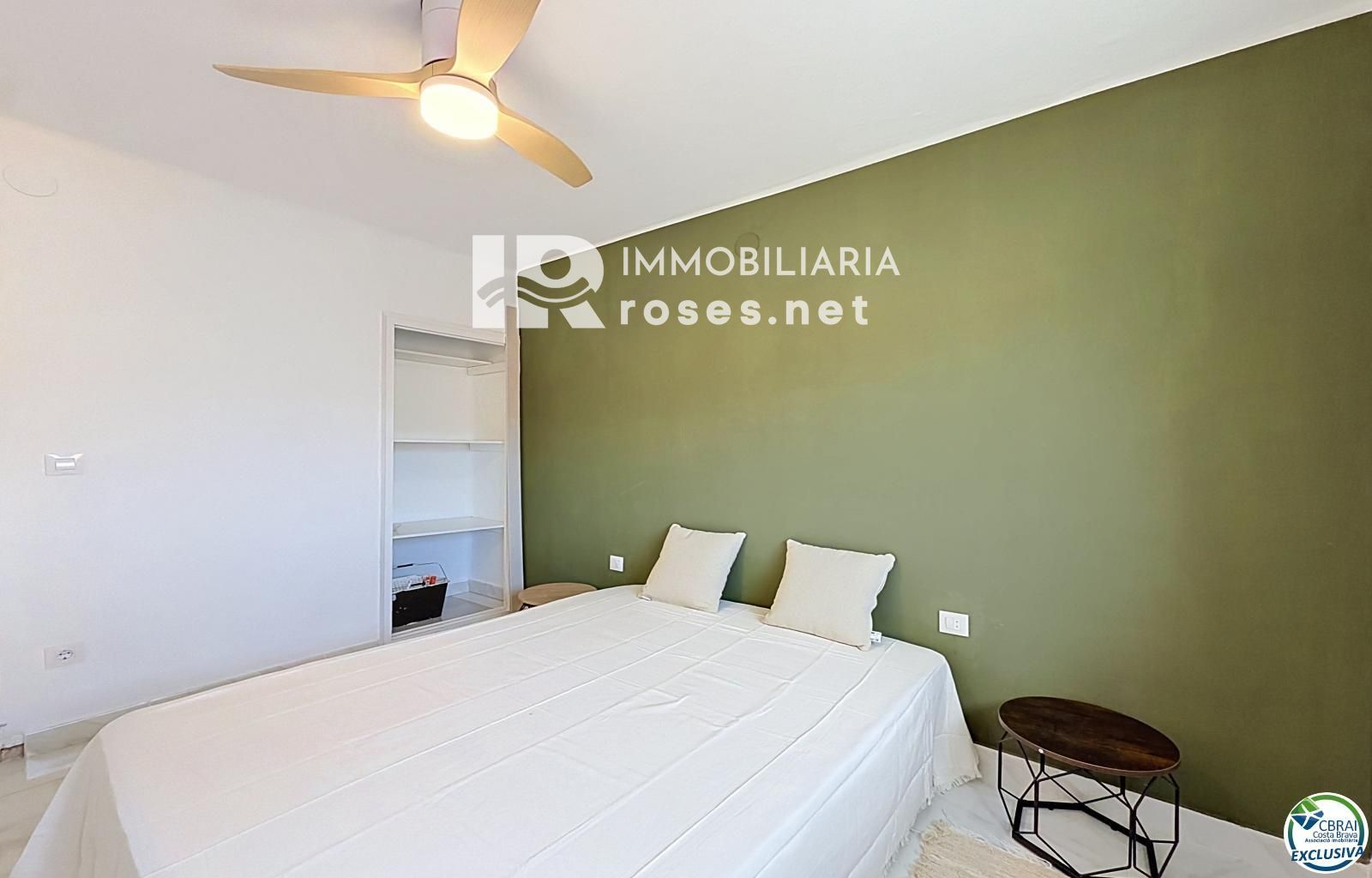 Apartamento 2 dormitorios renovado con terraza en Santa Margarida, Rosas - Foto 4