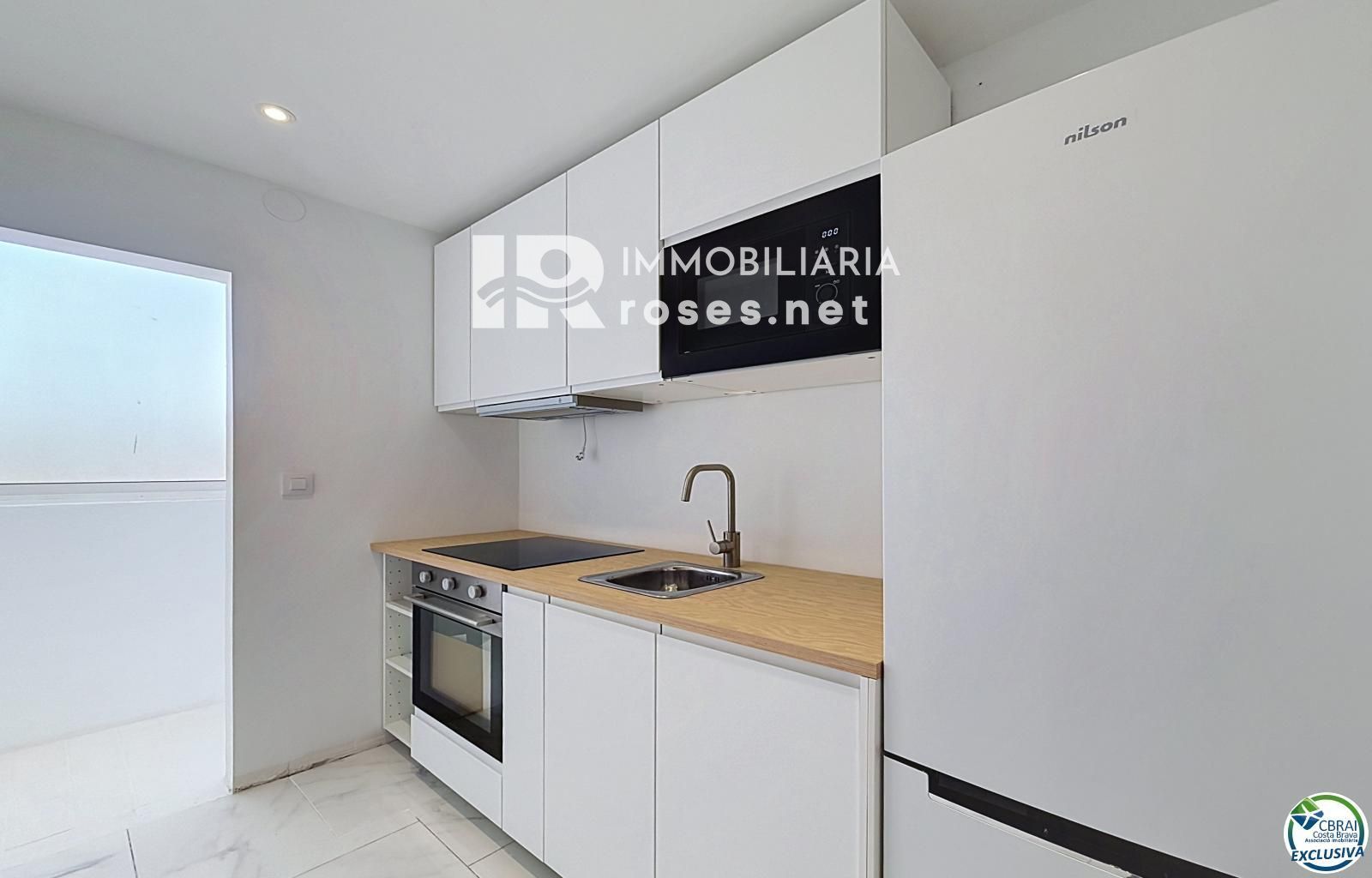 Apartamento 2 dormitorios renovado con terraza en Santa Margarida, Rosas - Foto 10