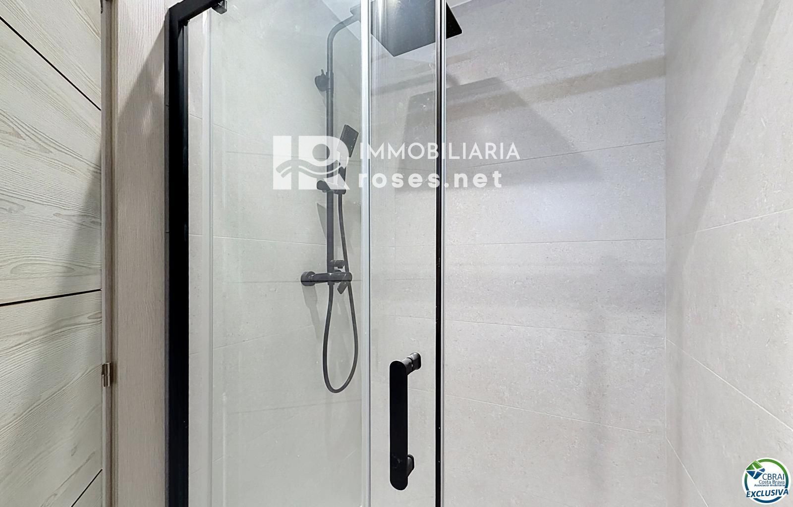Apartamento 2 dormitorios renovado con terraza en Santa Margarida, Rosas - Foto 20