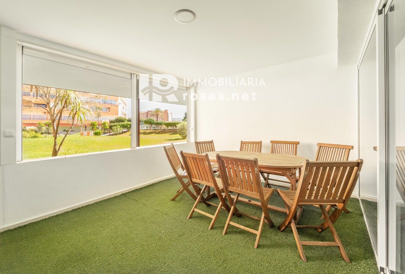 Moderno apartamento en planta baja en complejo residencial con zonas ajardinadas y piscina comunitaria - Foto 2