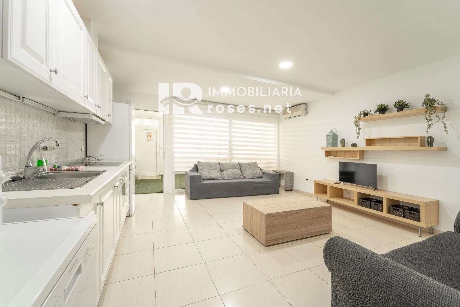 Moderno apartamento en planta baja en complejo residencial con zonas ajardinadas y piscina comunitaria - Foto 3