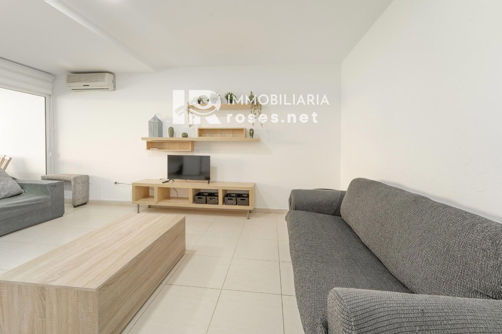 Moderno apartamento en planta baja en complejo residencial con zonas ajardinadas y piscina comunitaria - Foto 4