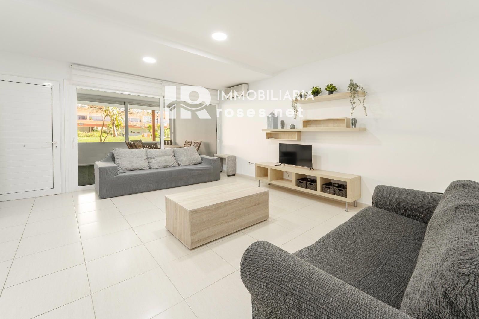 Moderno apartamento en planta baja en complejo residencial con zonas ajardinadas y piscina comunitaria - Foto 6