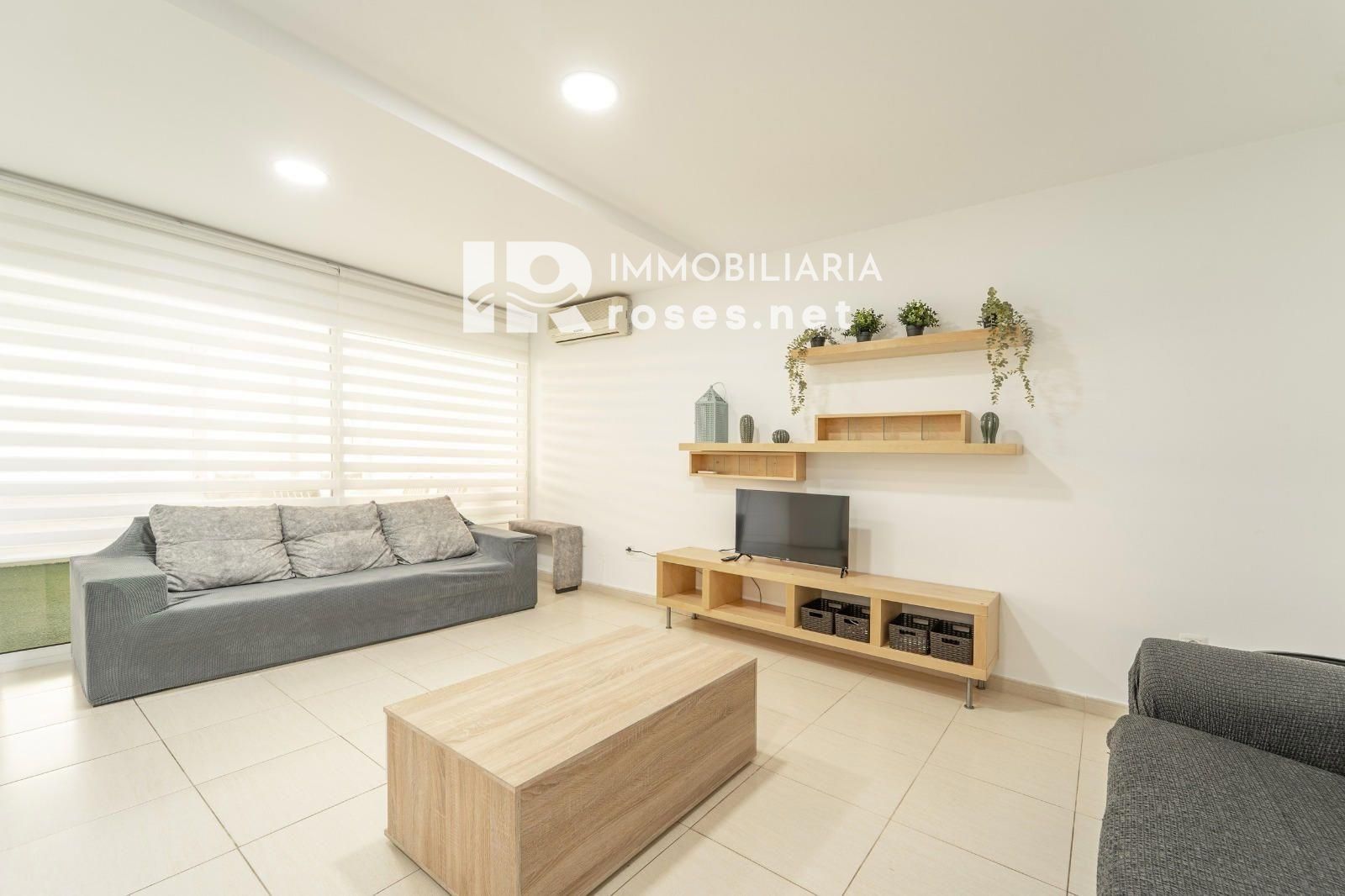 Moderno apartamento en planta baja en complejo residencial con zonas ajardinadas y piscina comunitaria - Foto 7