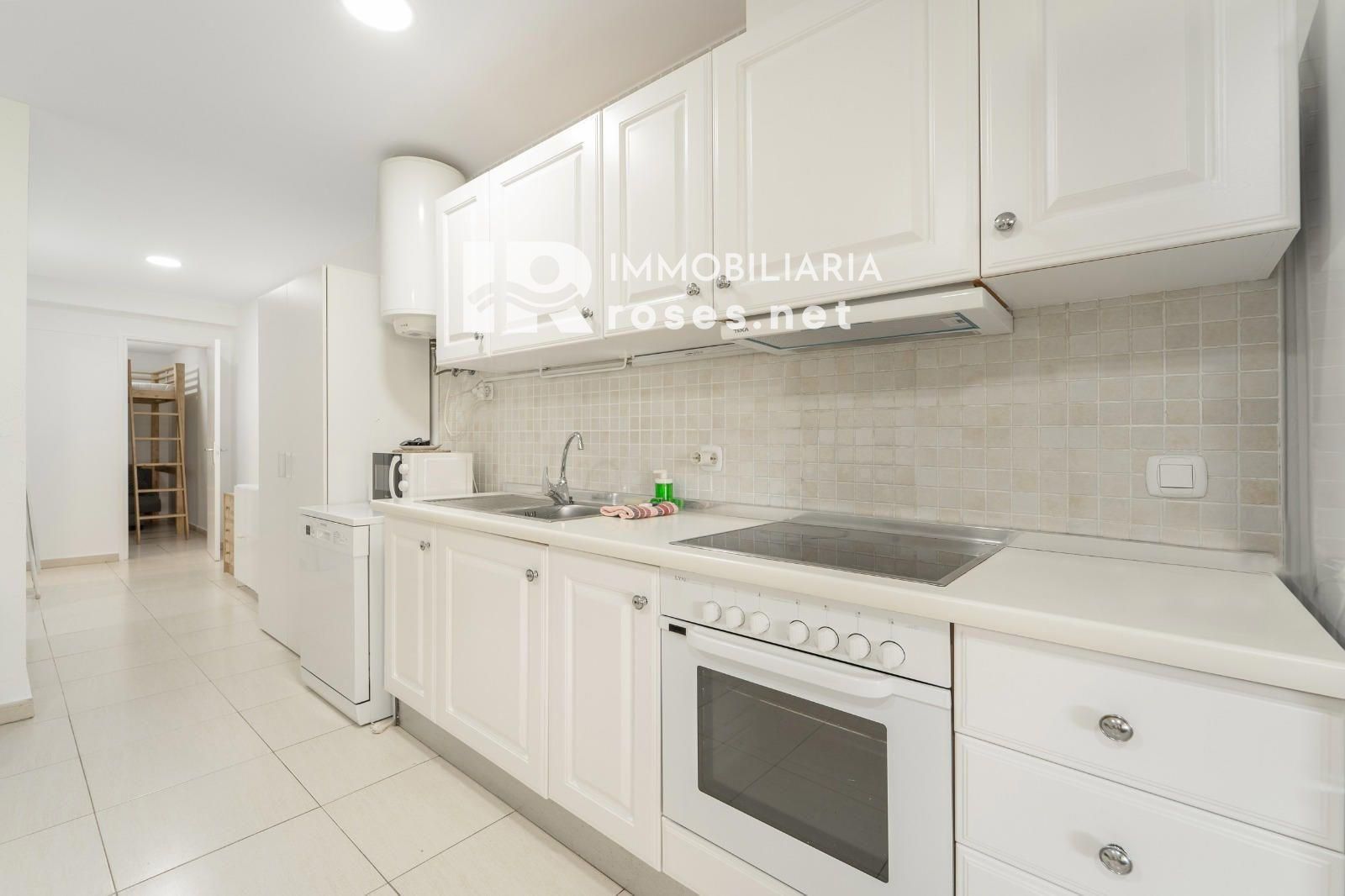 Moderno apartamento en planta baja en complejo residencial con zonas ajardinadas y piscina comunitaria - Foto 10