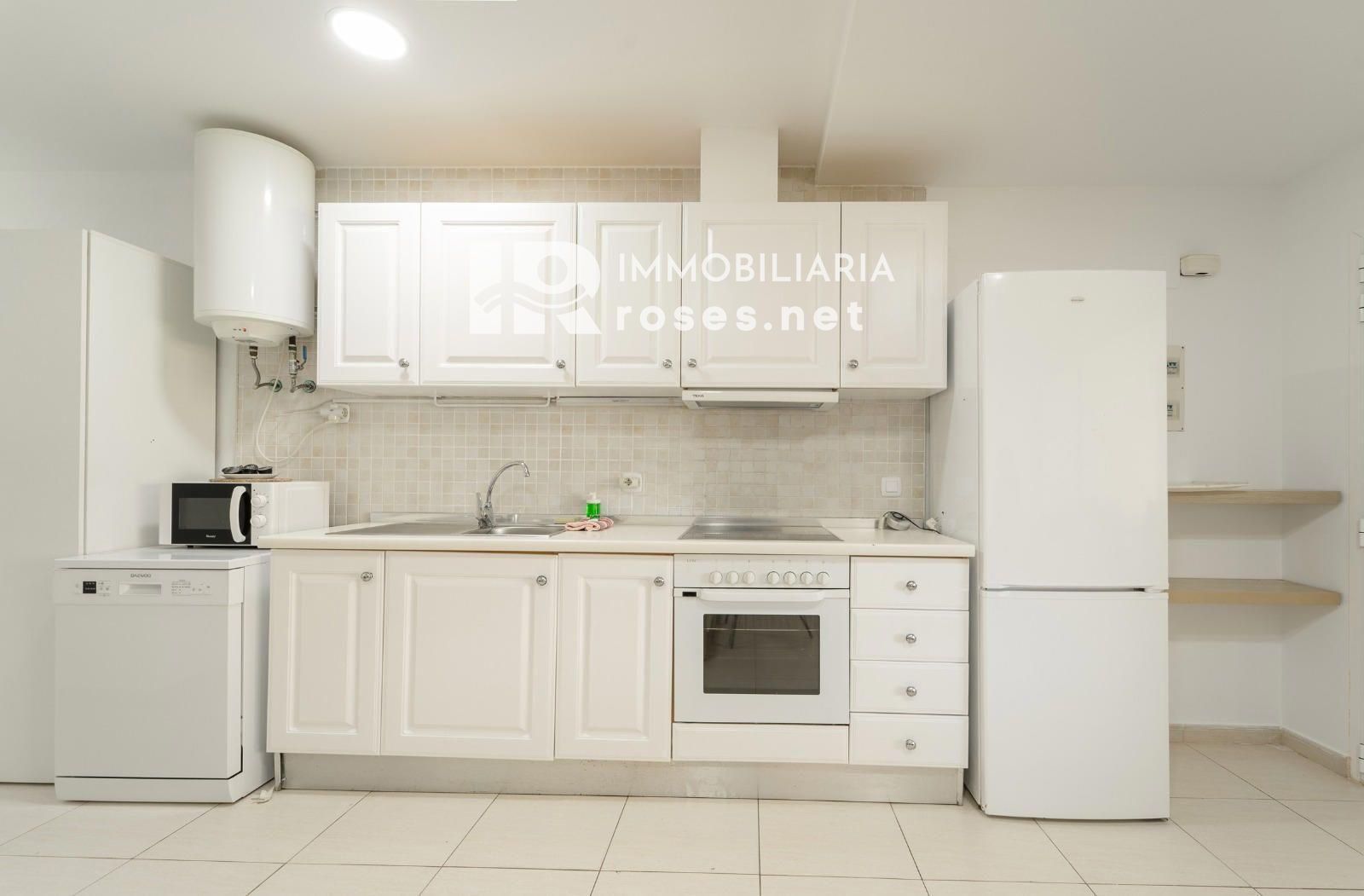 Moderno apartamento en planta baja en complejo residencial con zonas ajardinadas y piscina comunitaria - Foto 11