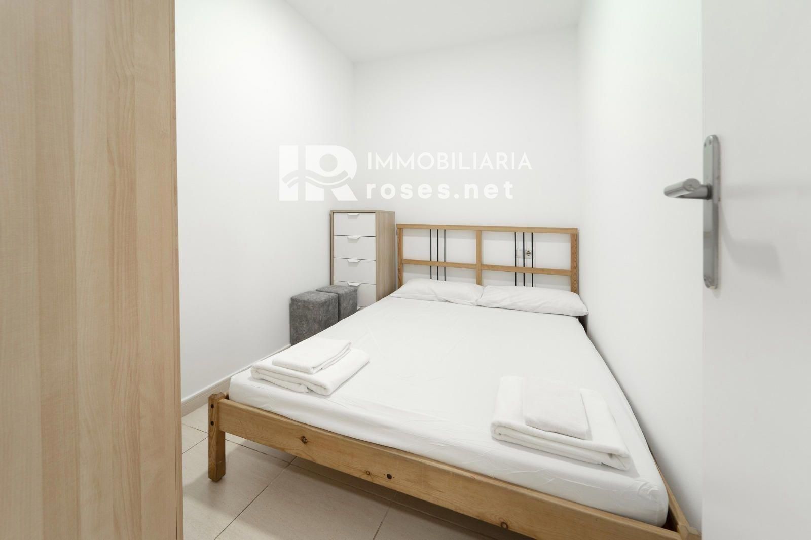 Moderno apartamento en planta baja en complejo residencial con zonas ajardinadas y piscina comunitaria - Foto 12