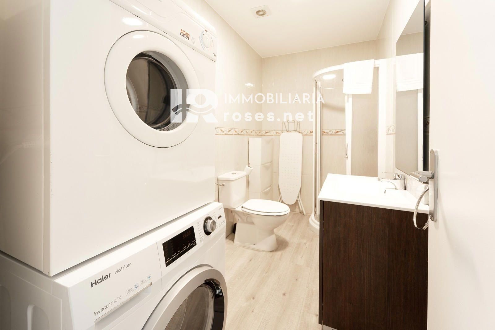 Moderno apartamento en planta baja en complejo residencial con zonas ajardinadas y piscina comunitaria - Foto 16