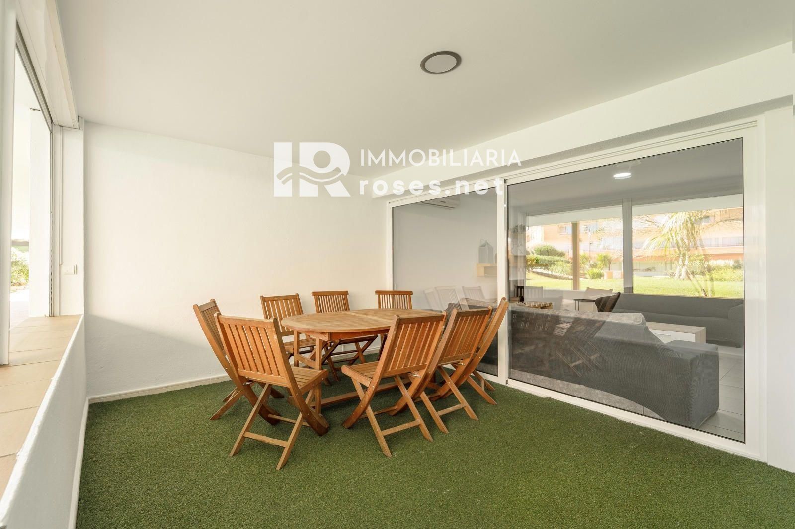 Moderno apartamento en planta baja en complejo residencial con zonas ajardinadas y piscina comunitaria - Foto 17