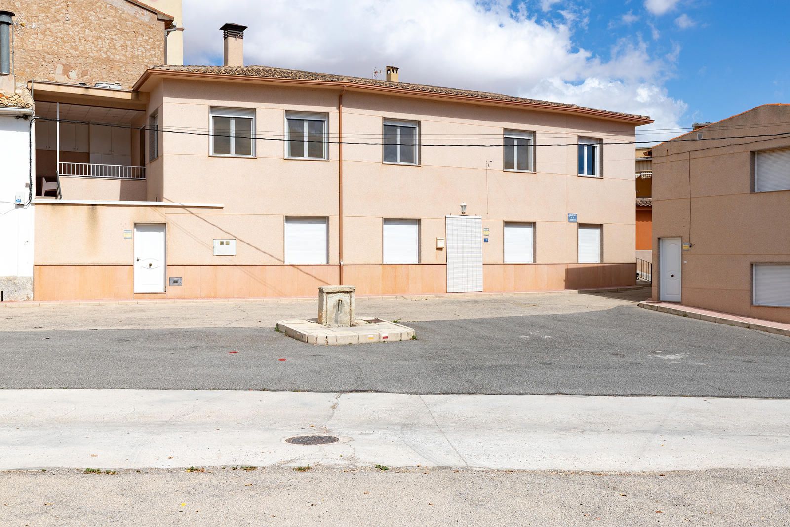 Gran casa con dos viviendas en termino de monovar