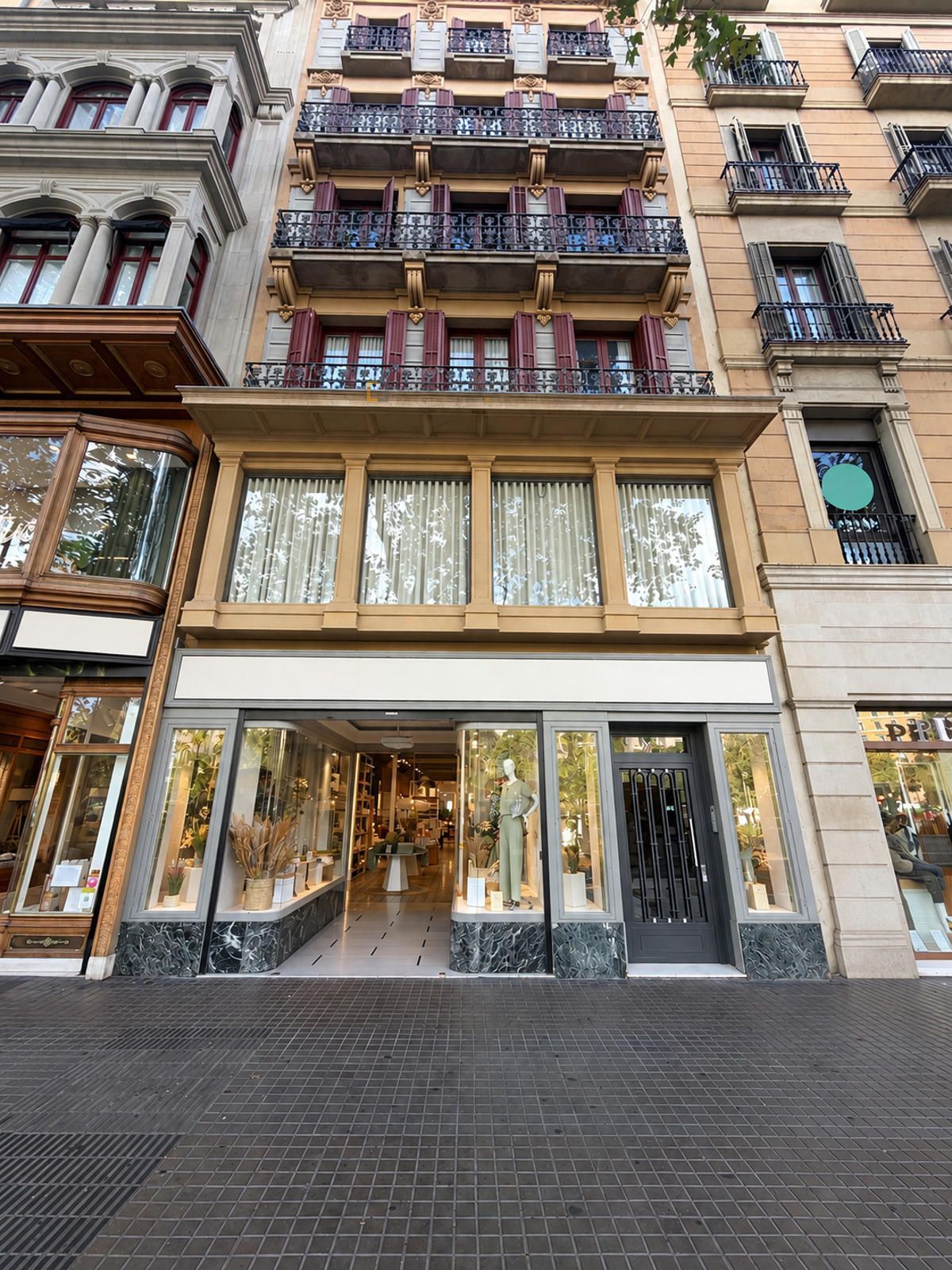 Local comercial en Pl. Universitat – Barcelona