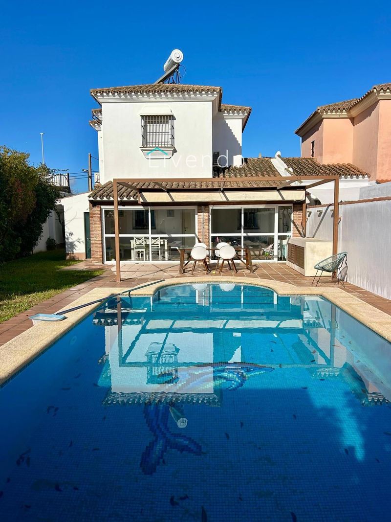 Chalet Independiente en venta Chiclana de la Frontera, Cádiz. Ref: 2492. Livendo Agencia Inmobiliaria