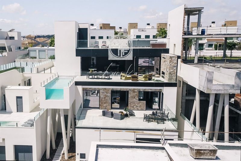 Chalet Independiente en venta Rojales, Alicante. Ref: 2119. Lusika Real Estate