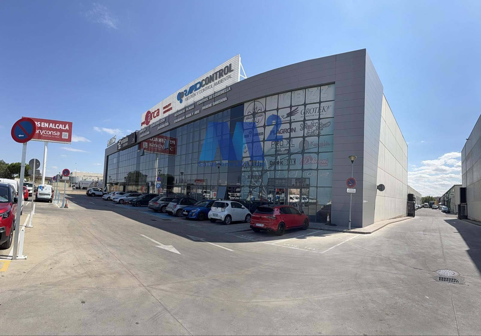 Nave con excelente fachada a carretera A2 - Foto 1