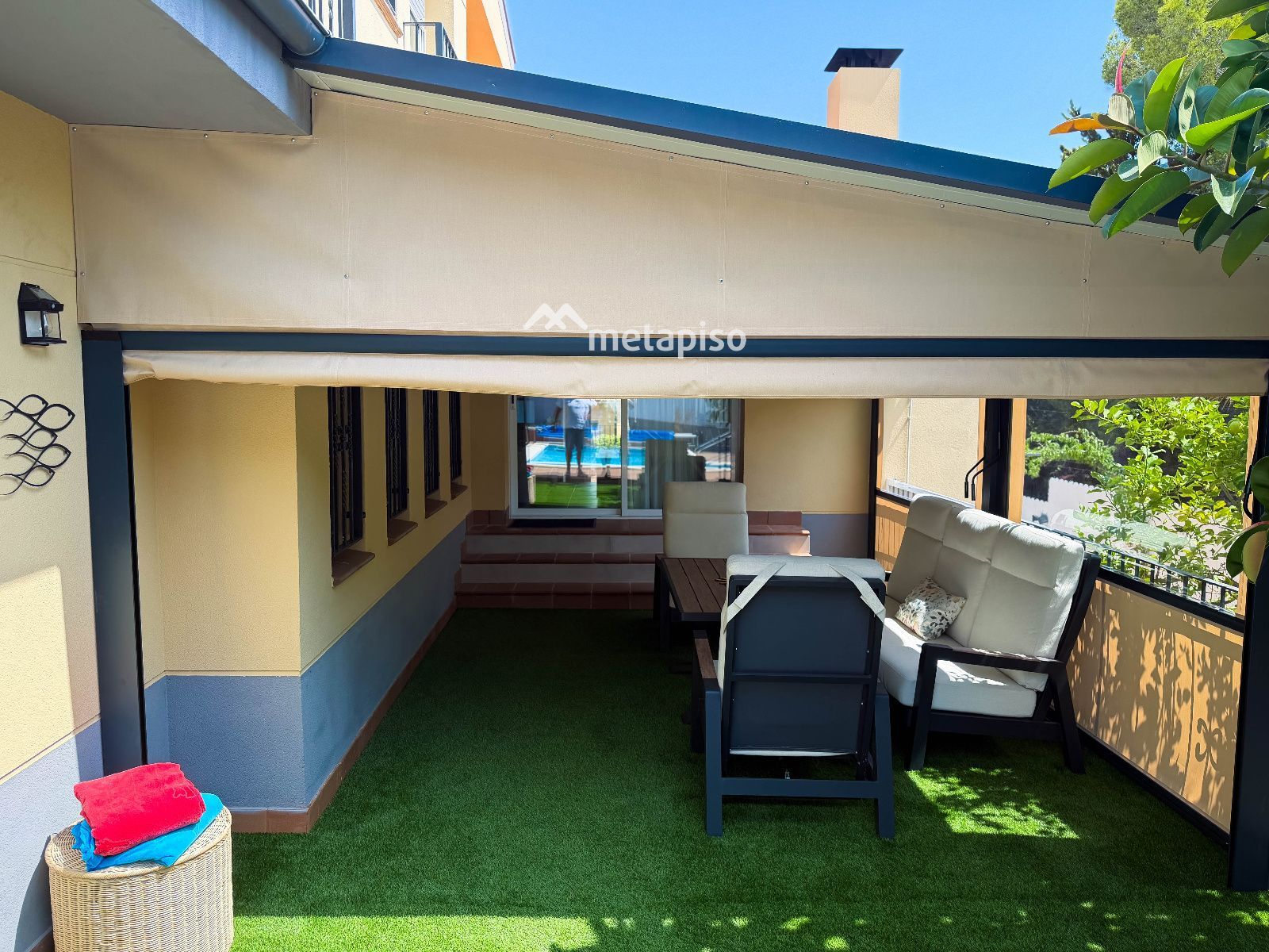 Terraza - Chalet de 6 hab. con piscina y placas solares