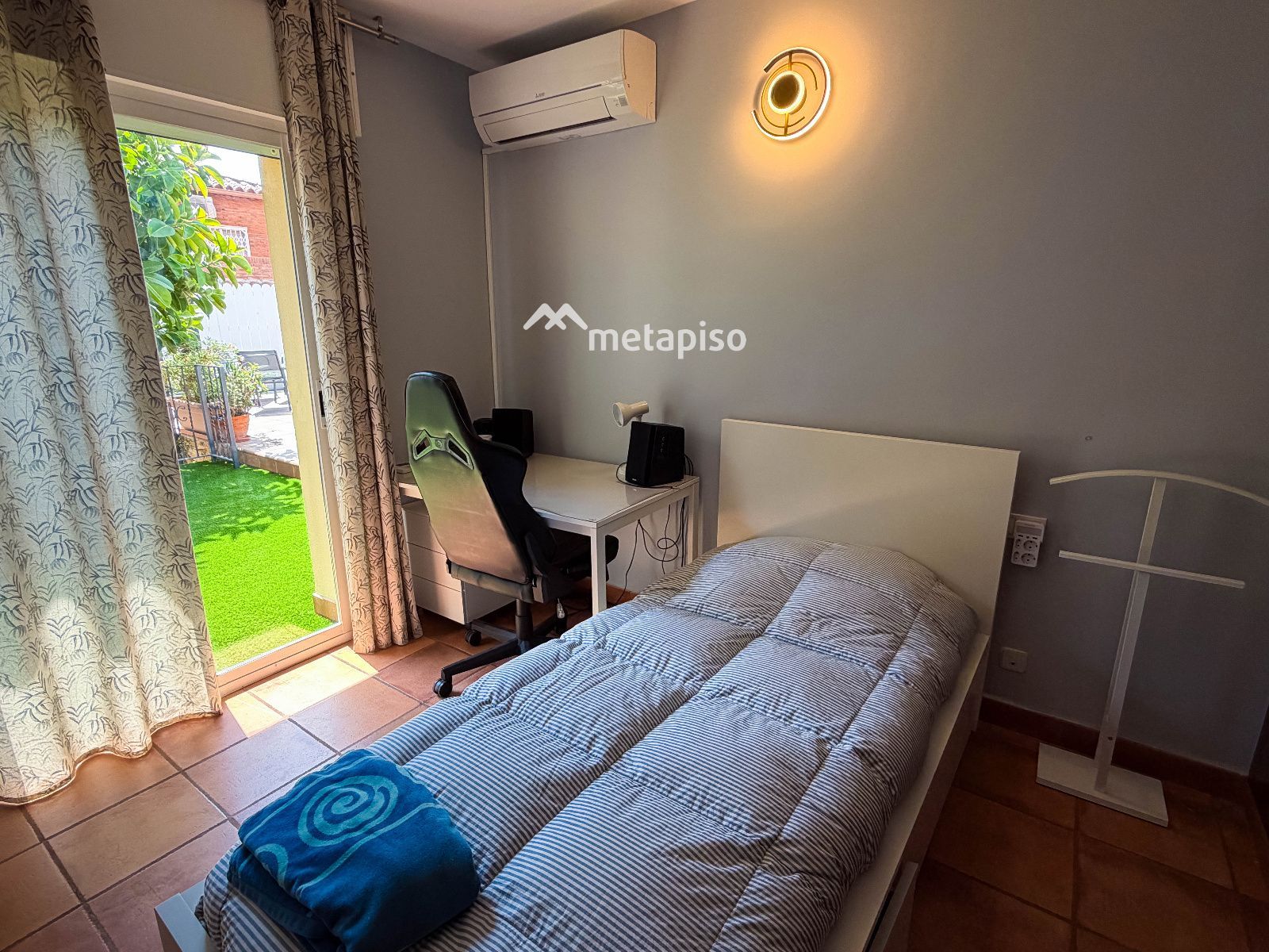 Habitación - Chalet de 6 hab. con piscina y placas solares