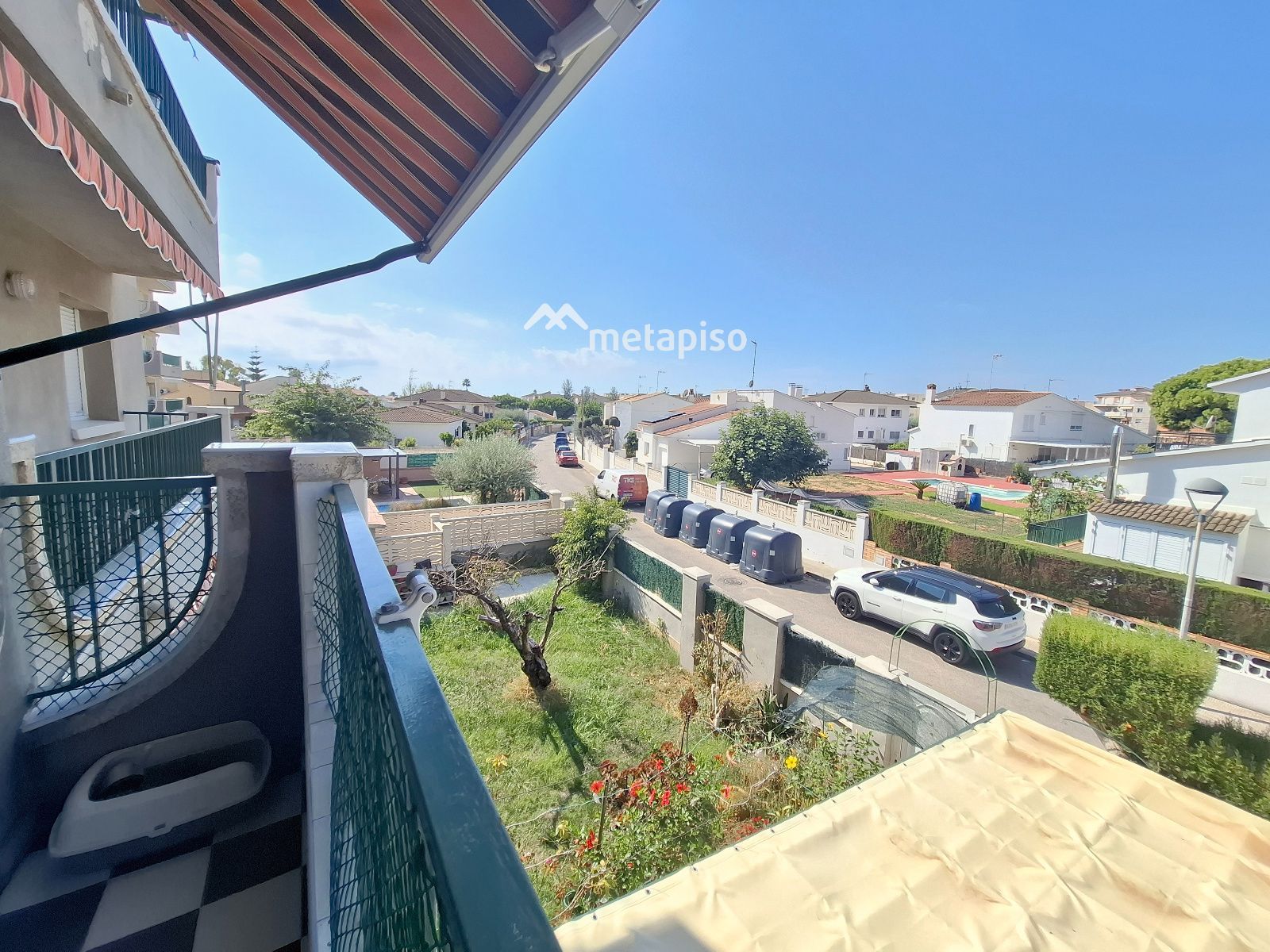 Piso luminoso con terraza al sur y parking a 400 metros de la playa en Cunit - Foto 4