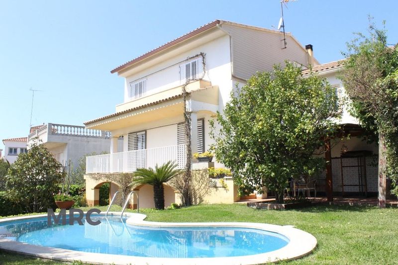 Chalet con piscina y jardín Ref 1095 Chalet con piscina y jardín Ref 1095