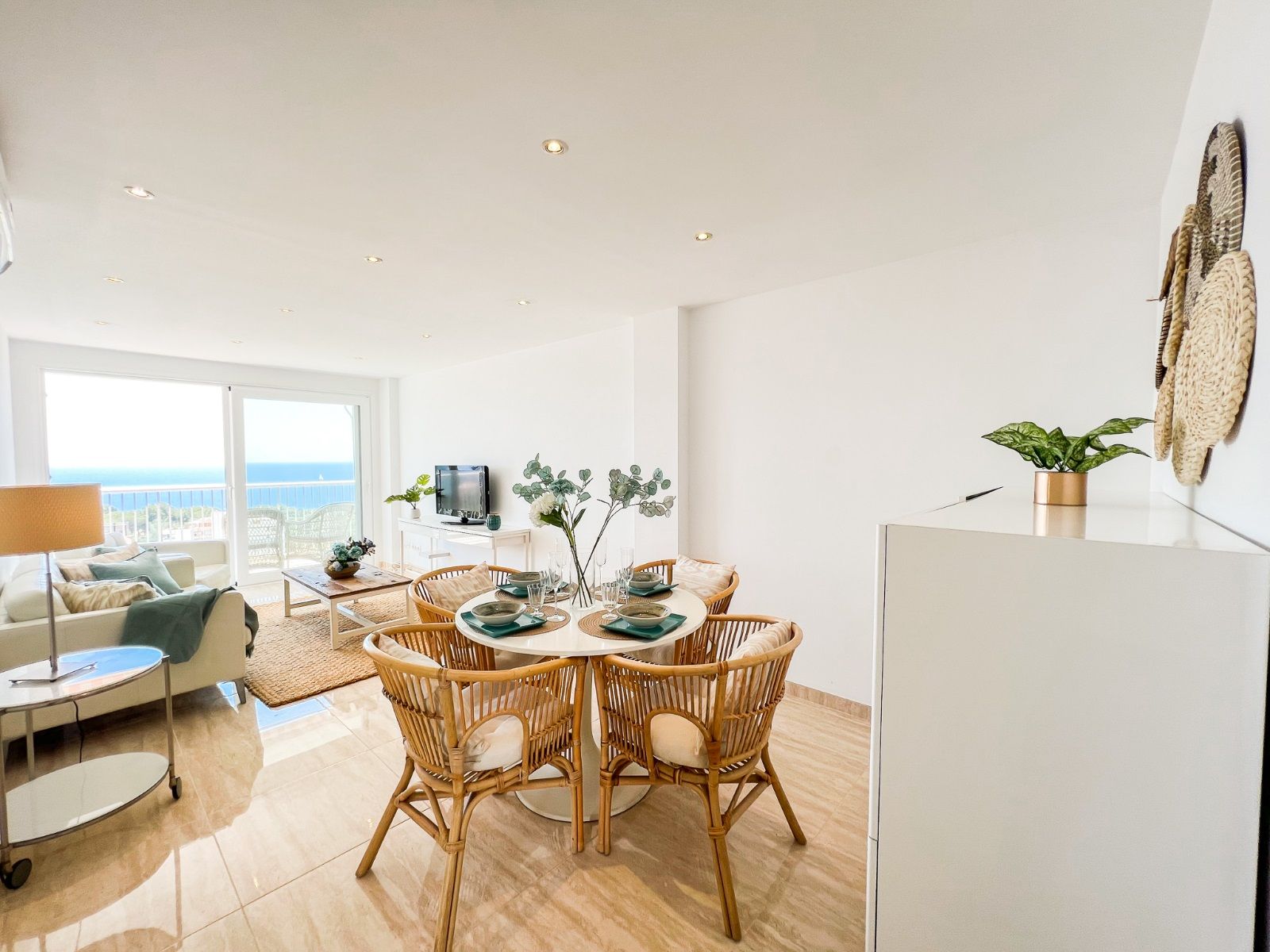 Maravilloso atico con vista al mar recién renovado con balcón, parking y piscina comunitaria en Cala Major