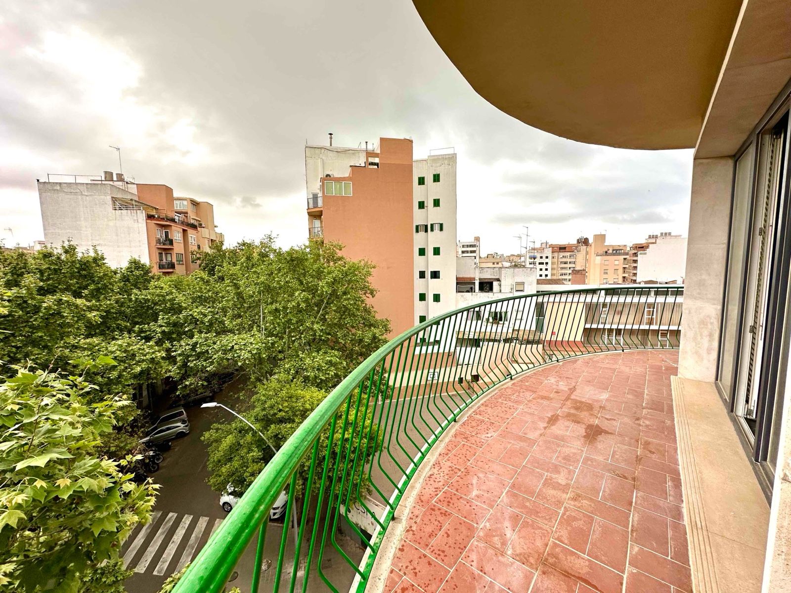 Grande piso luminoso con mucho potencial en ubicación céntrica sin ascensor en cuarta planta al lado de Calle Aragon