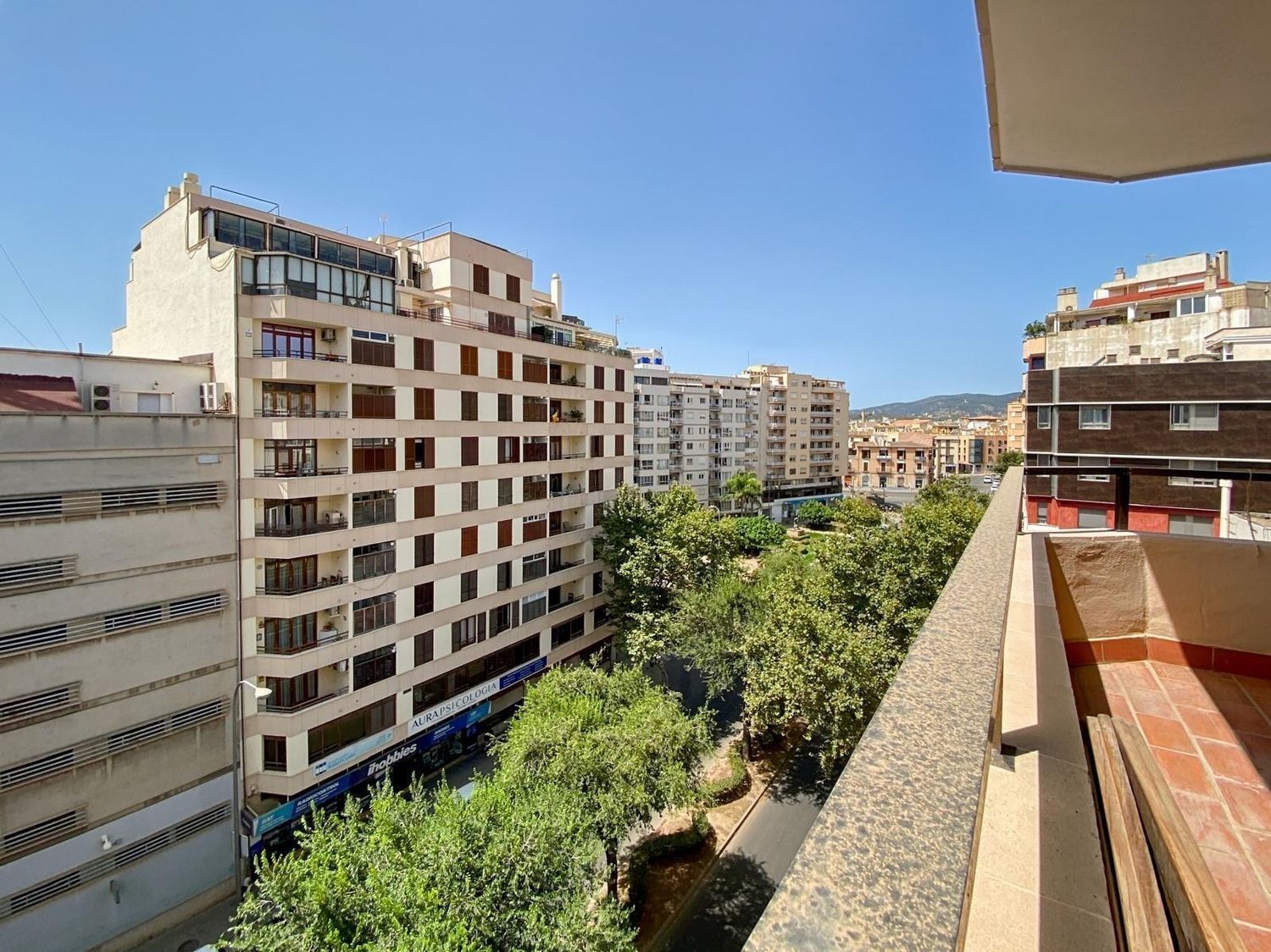 Potencial apartamento con grandes espacios y balcón junto a las avenidas