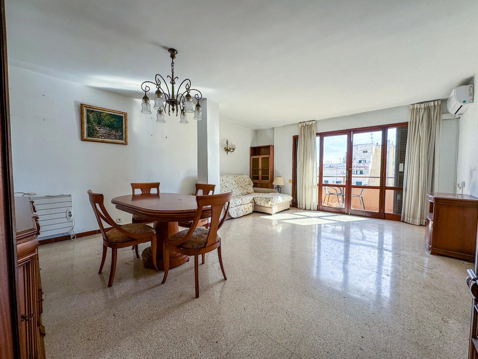 Potencial piso con amplios espacios y buena orientación junto a Avenidas