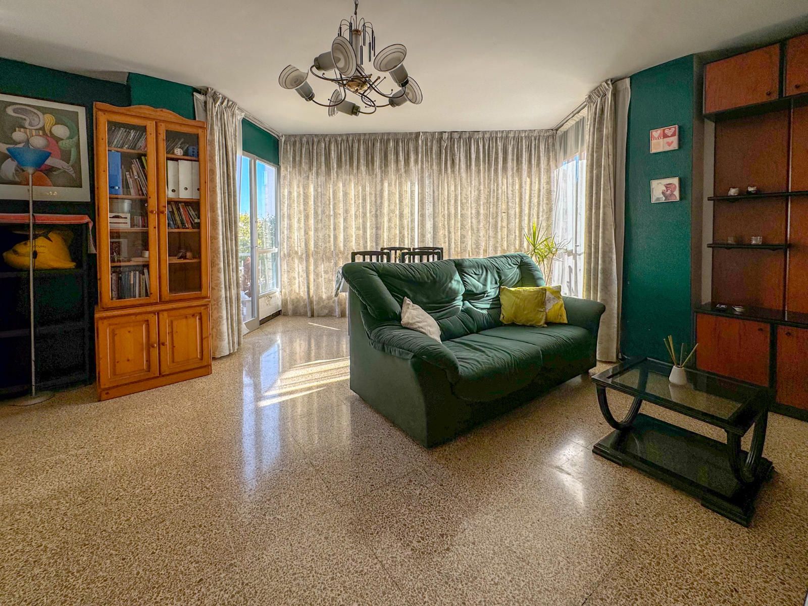 Grande y luminoso piso de 3 habitaciones en ubicación inmejorable. Avenidas con Calle Manacor.
