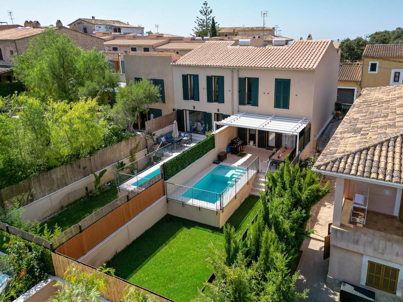 CHALET ADOSADO CON PISCINA PRIVADA Y JARDÍN.