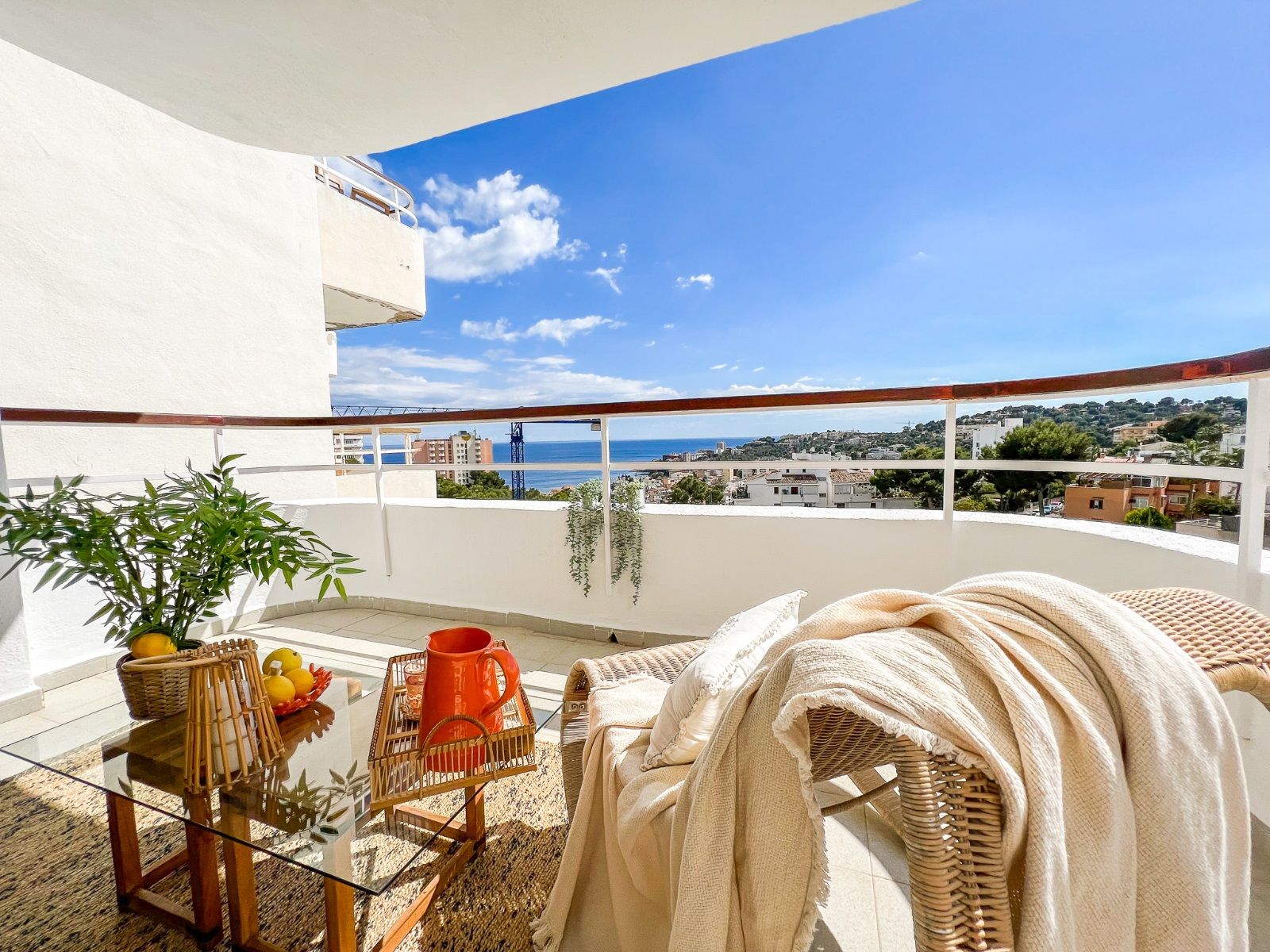 Apartamento con impresionantes vistas al mar, balcón y piscina comunitaria en Sant Agustin