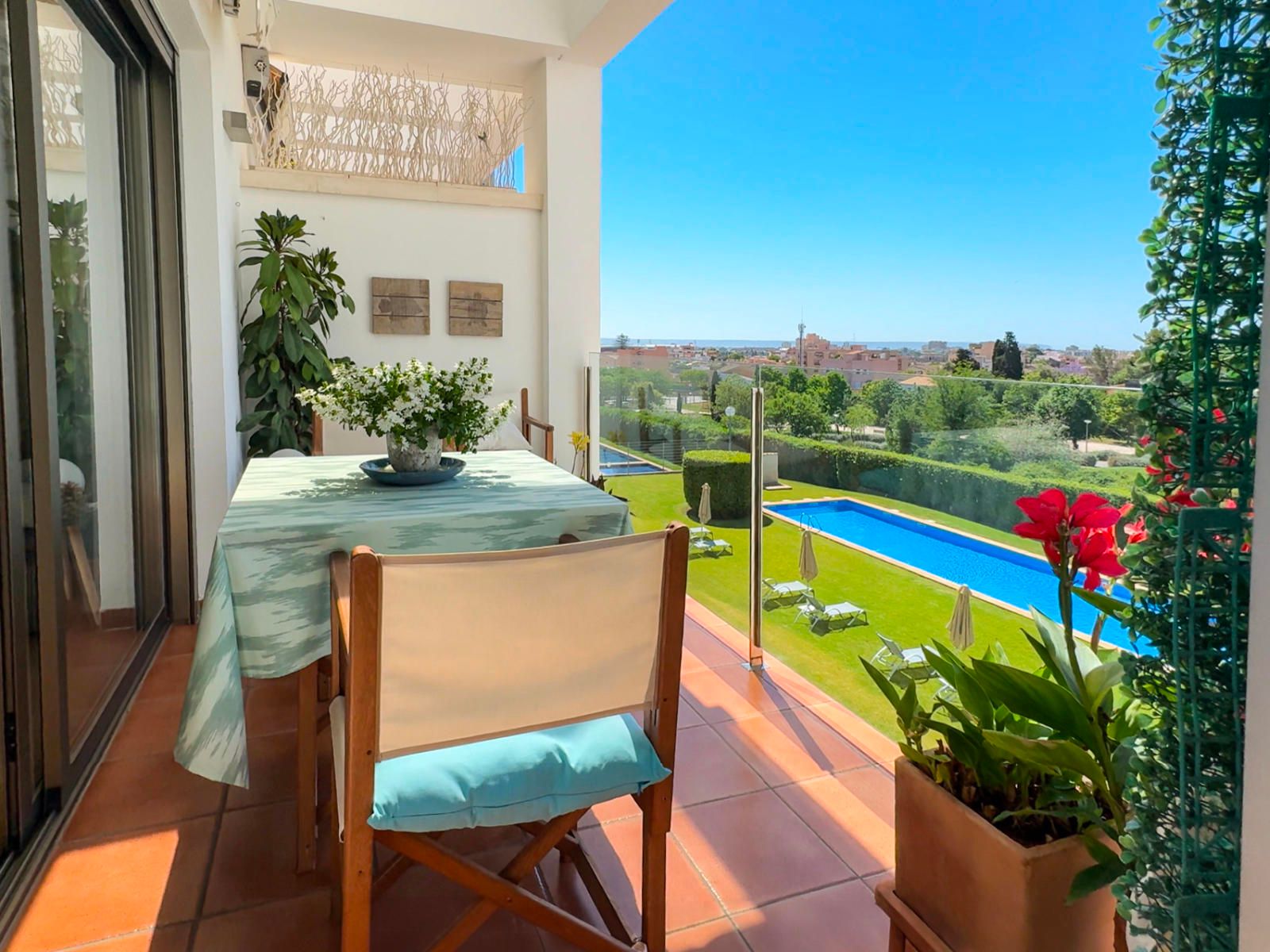 Fantástico piso zona colegios, con dos parking y piscina comunitaria