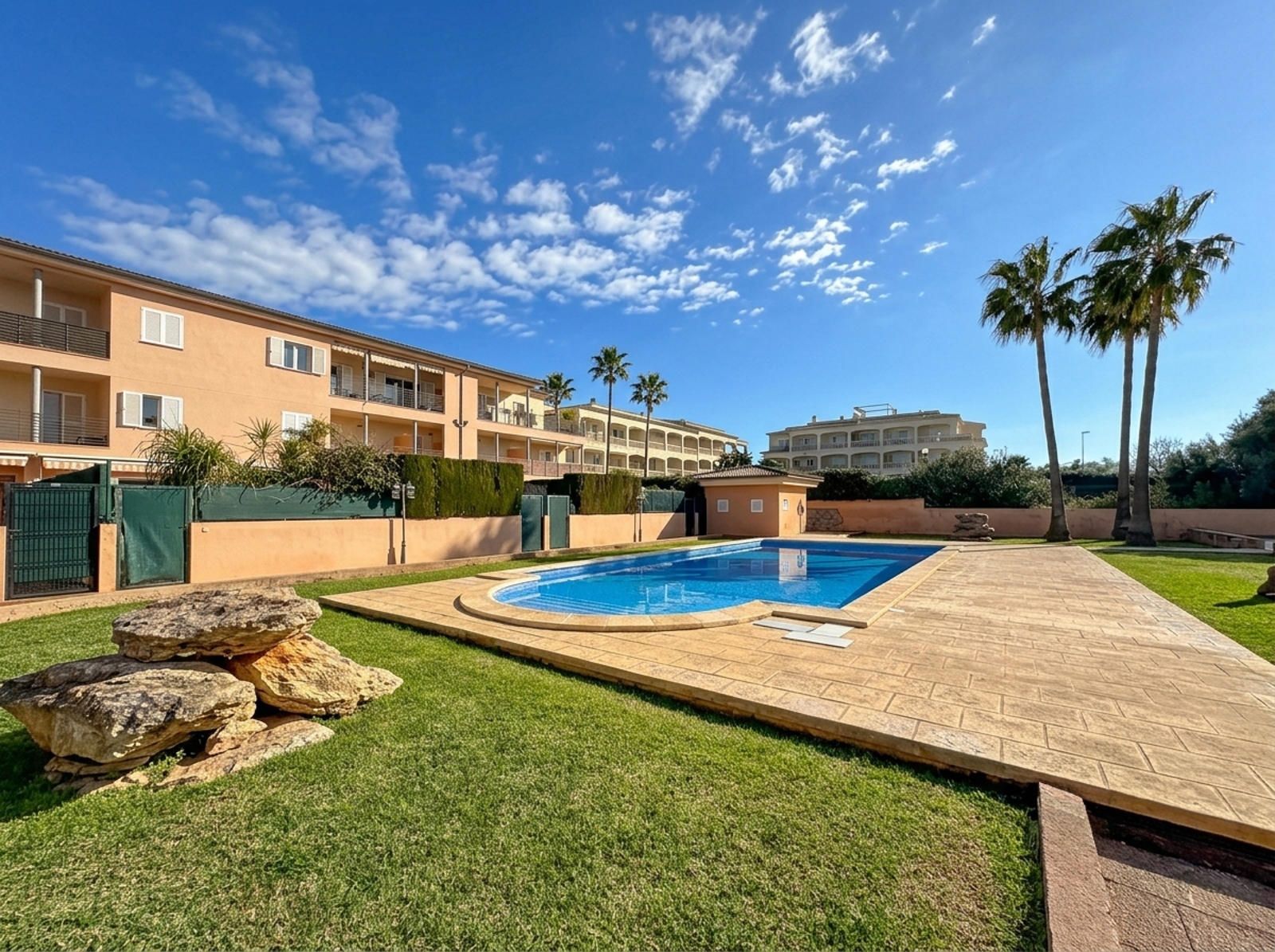 Luminosa planta baja dúplex con terrazas y piscina comunitaria en zona residencial en Sa Torre