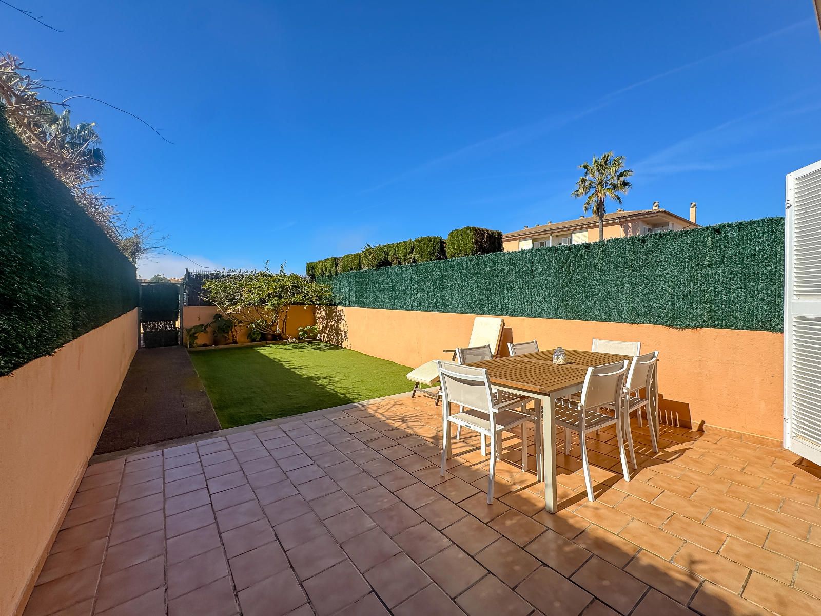 Luminosa planta baja dúplex con terrazas y piscina comunitaria en zona residencial en Sa Torre