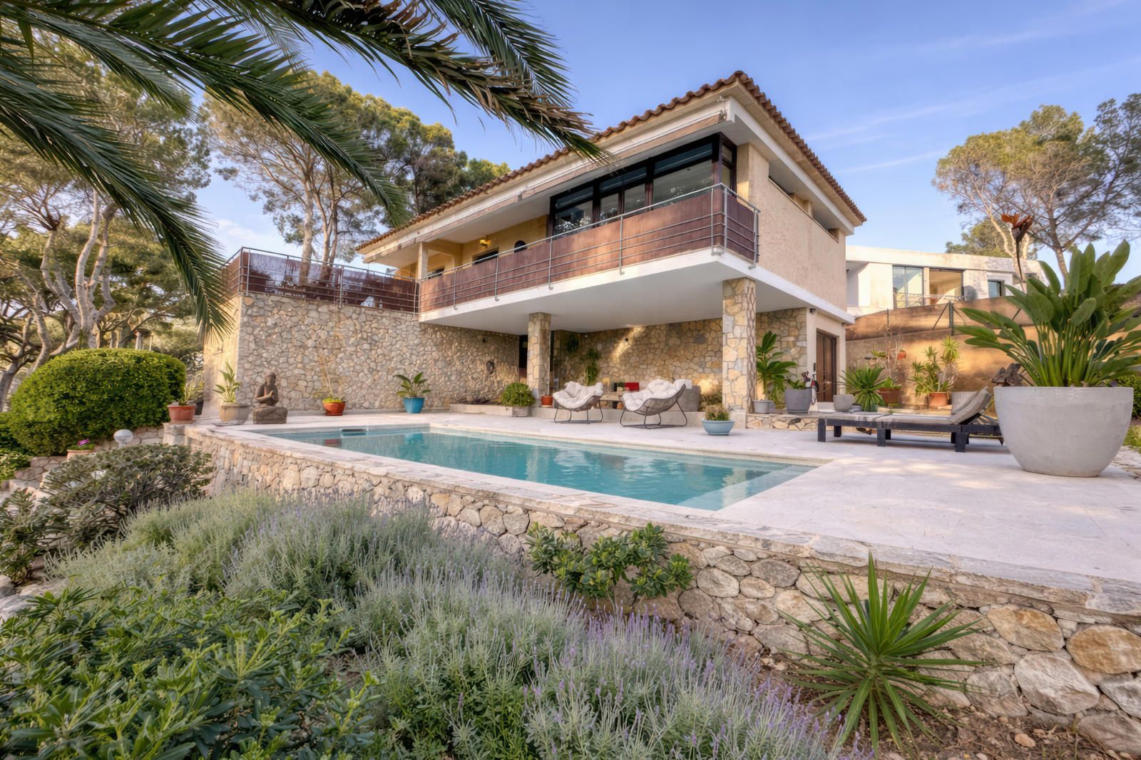 Exclusiva villa mediterránea con piscina salada en Cala Blanca