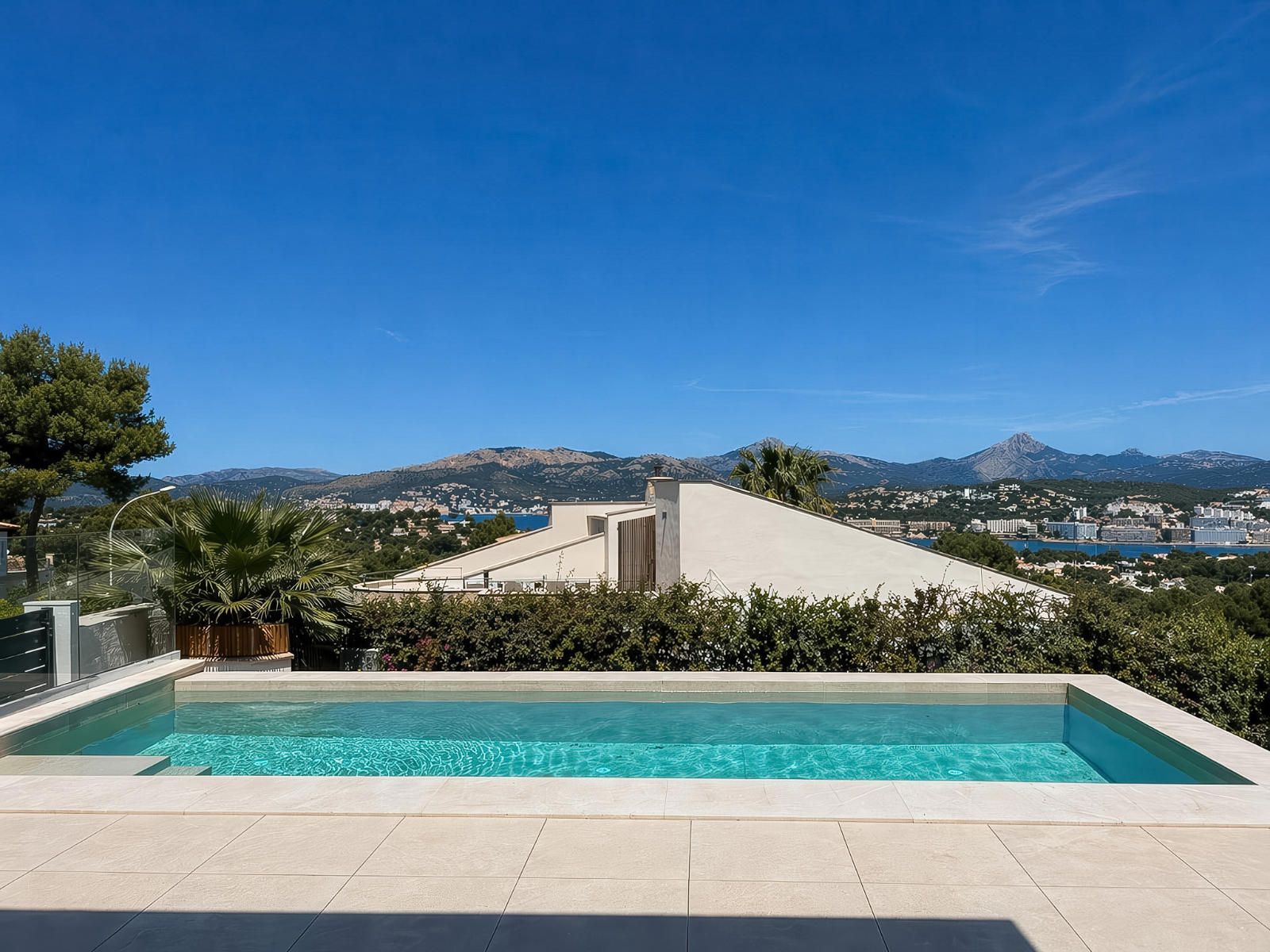 Villa de diseño exclusivo con piscina privada, bodega y azotea panorámica